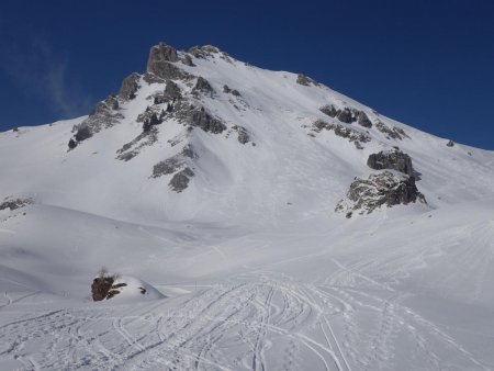 Face à l’objectif, tout de blanc vêtu...