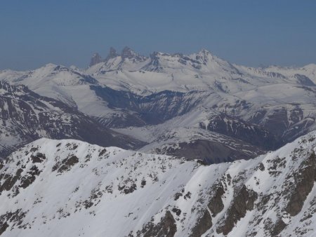 Au loin, les Aiguilles d’Arve et le Goléon.