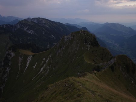 Vue sur l’arête parcourue, dans la lumière du soir.