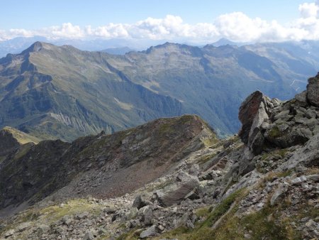 Au loin, le Mont Bellacha, les pointes des Marmottes Noires et de Combe Bronsin...