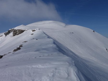 Montée de la longue crête vers le sommet...