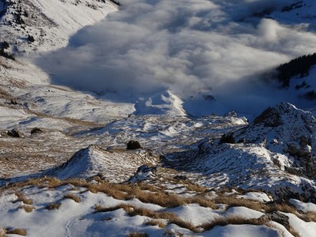 Vue plongeante dans les pentes sud-est.