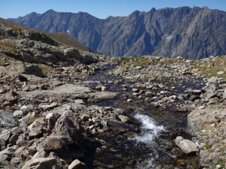 Au fond, le massif de l’Armet.