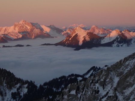 Tout au fond derrière les pics du Chablais, les Vanils...