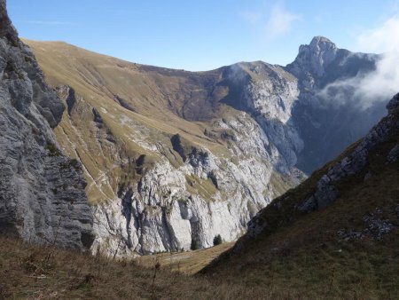 Raide descente pour rejoindre le sentier du versant sud-ouest...