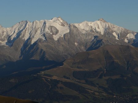 Regard sur le massif de Tré-la-Tête.