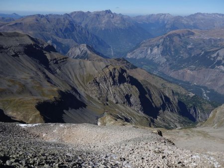 Vers le nord, les vallées de Bourg d’Oisans et d’Allemont, et Belledonne au milieu.