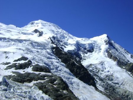 On remarque sur le Glacier de Taconnaz qu’une partie rocheuse est maintenant apparente