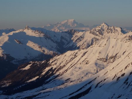 Au loin, le Mont Blanc.