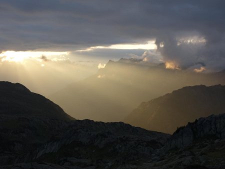 Le soleil descend derrière les nuages...