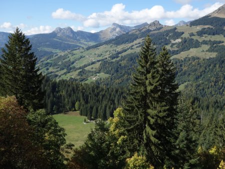 Les vallées des Confins et du Grand Bornand. Derrière, le roc des Tours.