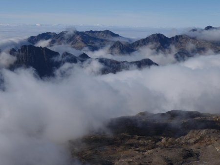 Au loin, le massif de Belle Etoile émerge des nuages...