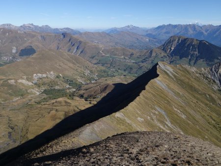 Regard arrière sur la crête déjà parcourue.