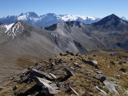 La crête se poursuit vers Roche Courbe, la Recoude, le Pic du Mas de la Grave...