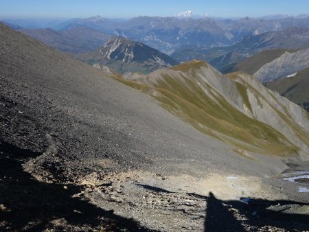 Traversée du pierrier en direction de la crête herbeuse...