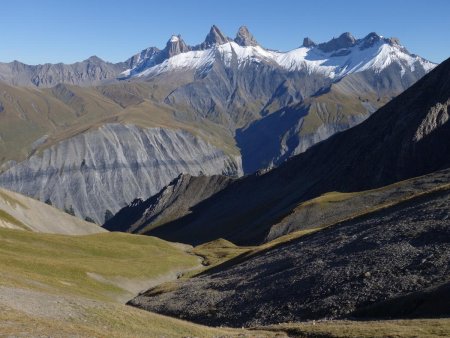 Les Aiguilles d’Arves dominent le paysage.