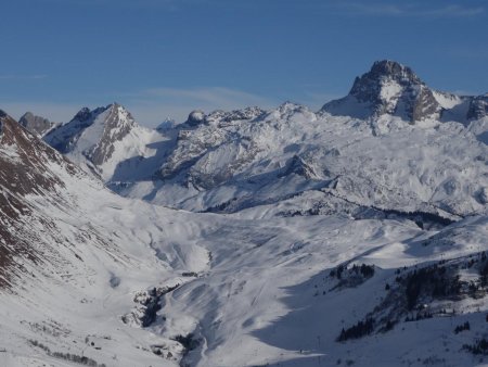 Derrière la clef des Annes, les lapiaz enneigés de la Pointe Percée.