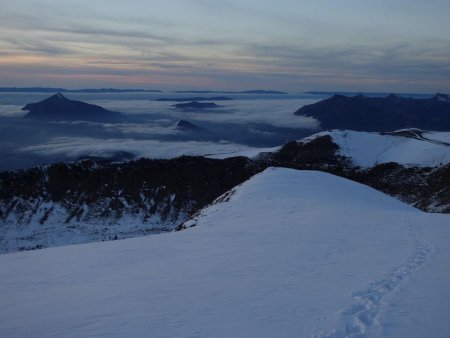 Le stratus vespéral se reforme sur la plaine...