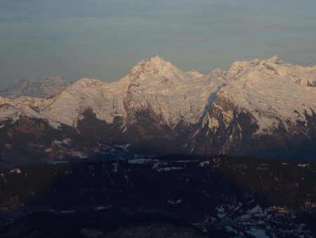 Le massif du Haut-Giffre, dominé par les Dents du Midi.