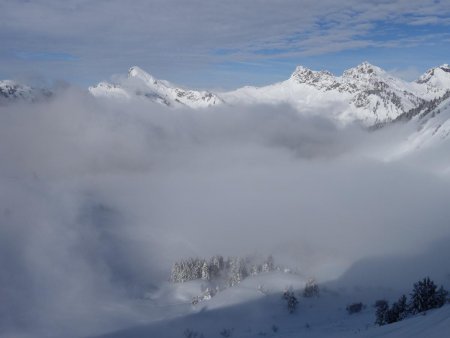 On domine le plateau de Sommand submergé de nuées...