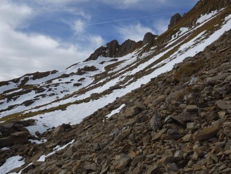 Montée à flanc vers la Pointe Rousse.