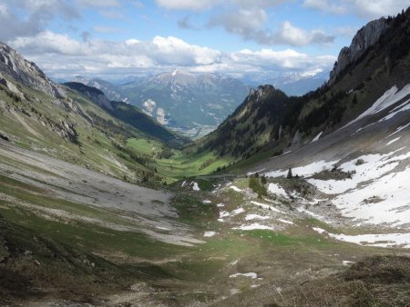 Vue sur le vallon de la Vernaz, et la Suisse...