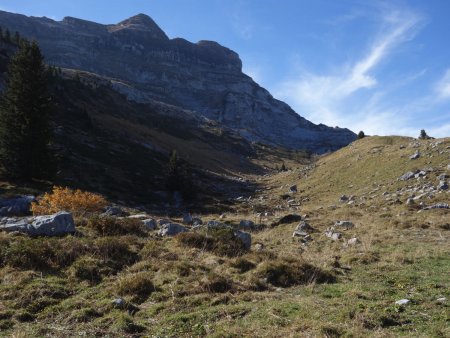 Le chemin en direction du sommet du téléski d’Aujon.