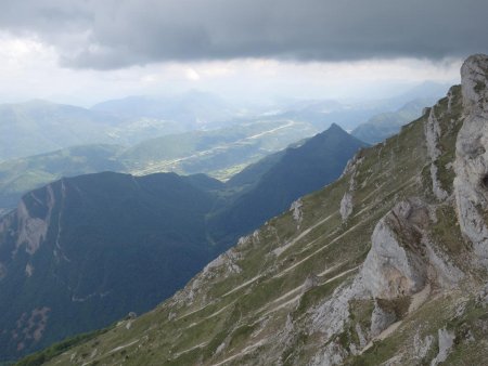 Sous de sombres cumulus, alors qu’au loin le Trièves est au soleil.