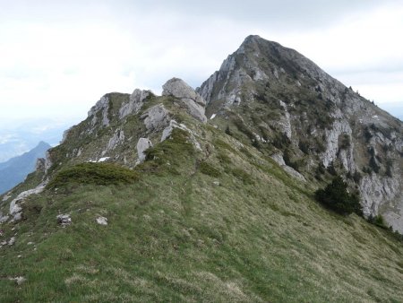 Sur la crête, la Pierre Vivari.