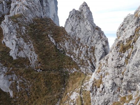 La sente exposée traversant la brèche...