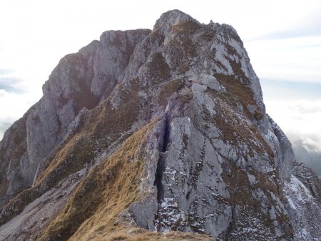 On finit par rejoindre le sentier du versant sud-est.