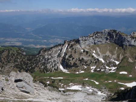 On domine le haut du vallon de Marcieu et le Dôme de Bellefont.