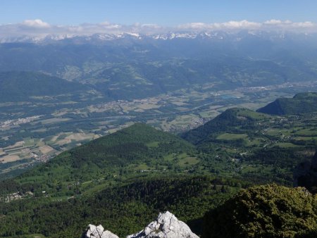 On domine de haut la vallée de l’Isère, avec en face le massif de Belledonne.