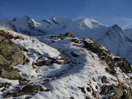 Le Mont Blanc maintenant omniprésent le long du chemin...