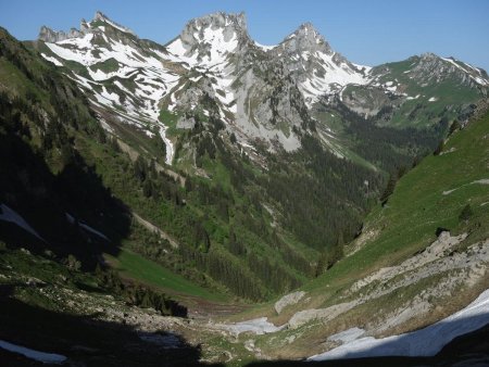 Depuis le col de la Croix, vue sur la Pointe des Pavis, le Château et la Dent d’Oche.