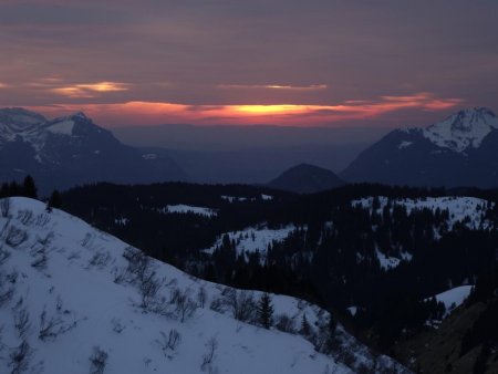 On devine que le soleil va se coucher derrière les nuages...