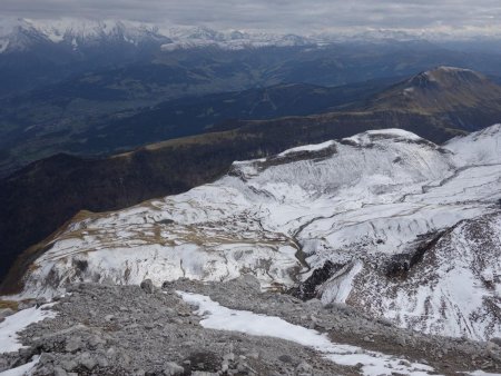 Au sud-est, derrière le plateau des Fours, la vallée de Mégève, et au fond le Mont Blanc dans les nuages et le Beaufortain.