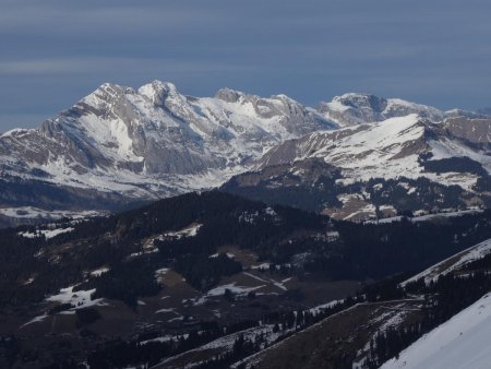 Les hauts sommets du Bargy sont encore au soleil...