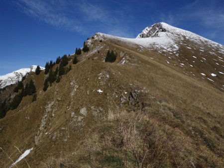 On arrive sur la crête. Vue sur l’arête et le sommet.