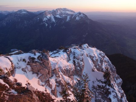 Les vallées plongent dans l’ombre...