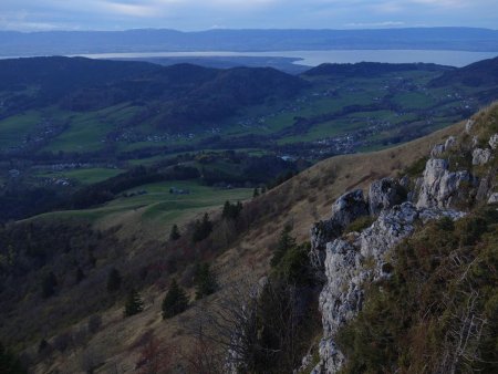 La vallée de Habère Poche, avec derrière le lac Léman et le Jura.