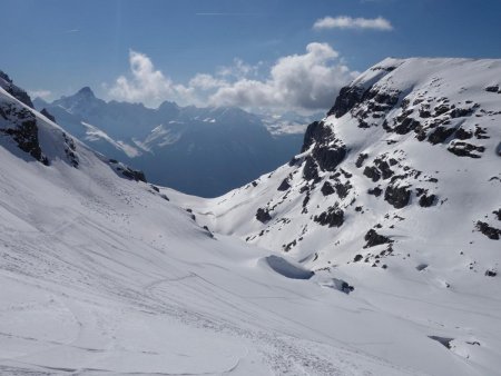 On s’élève au dessus de la combe de Monthieu...