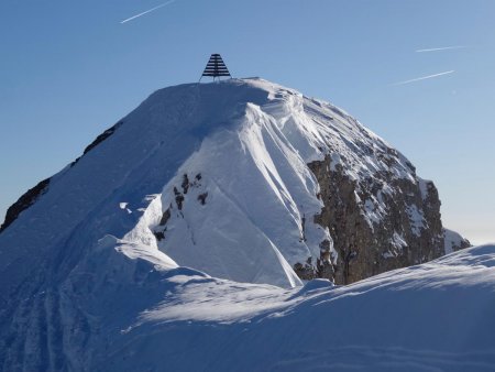 Le sommet est proche, mais attention à la corniche...