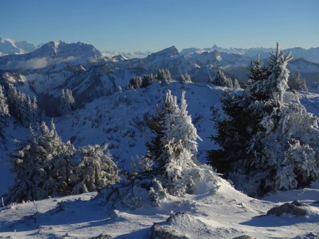 Le Roc d’Enfer et la Pointe de Chalune, avec derrière la chaîne des Aravis.