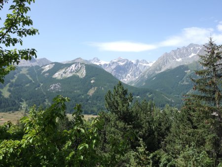 Vue sur les Ecrins après quelques minutes de marche. Ici  Dôme de Monêtier et Pic de Pres les Fonts