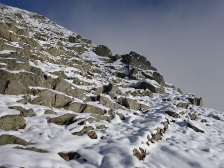 Montée sur la caillasse saupoudrée...