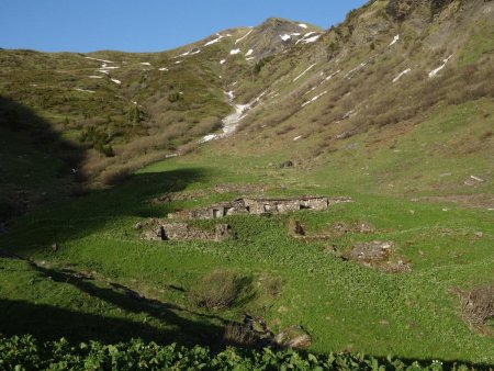 Les chalets du Plan de Zore, dans leur vallon verdoyant...