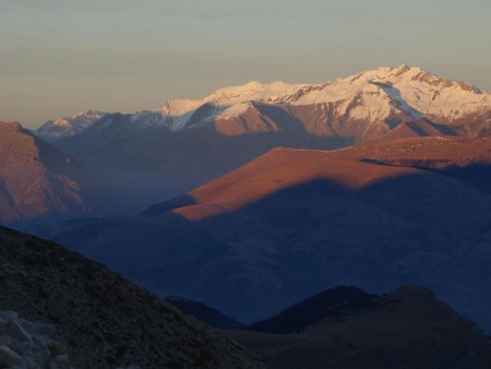 Au loin, le massif du Rochail prend encore le soleil...