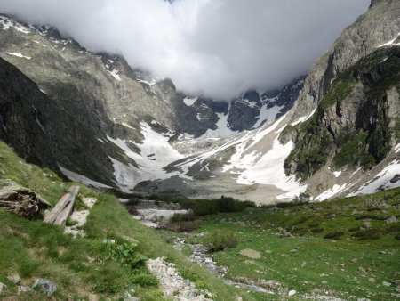 Vue arrière dans le vallon de la Condamine, et les nuages cachant les Bans.