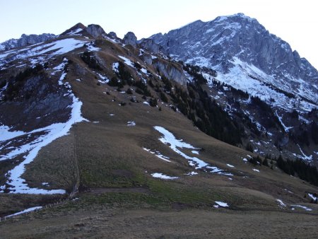 En montant au pic Boré, regard arrière sur le col de Neuvaz et la dent d’Oche.